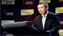 据新华网消息，2012-09-03新加坡总理李显龙已经抵达四川成都，开始了对华为期6天的访问。李显龙将于2日至3日率团在川考察参观新川合作项目、地震灾区映秀镇等。